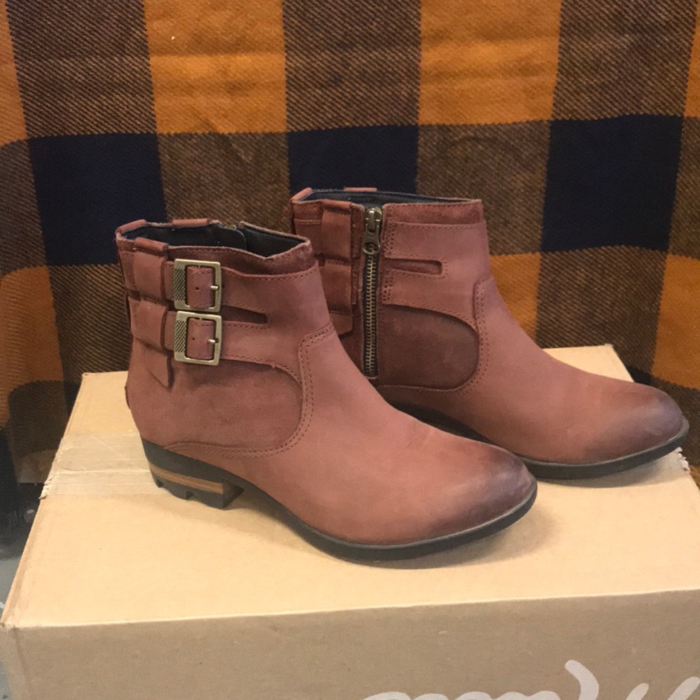 Sorel Lolla bootie brown